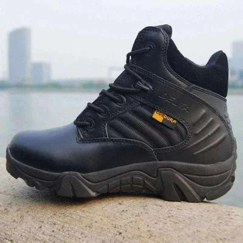 LEATHER TACTICAL BOOTS.