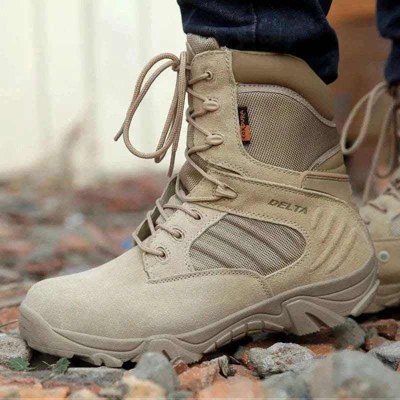 LEATHER TACTICAL BOOTS.