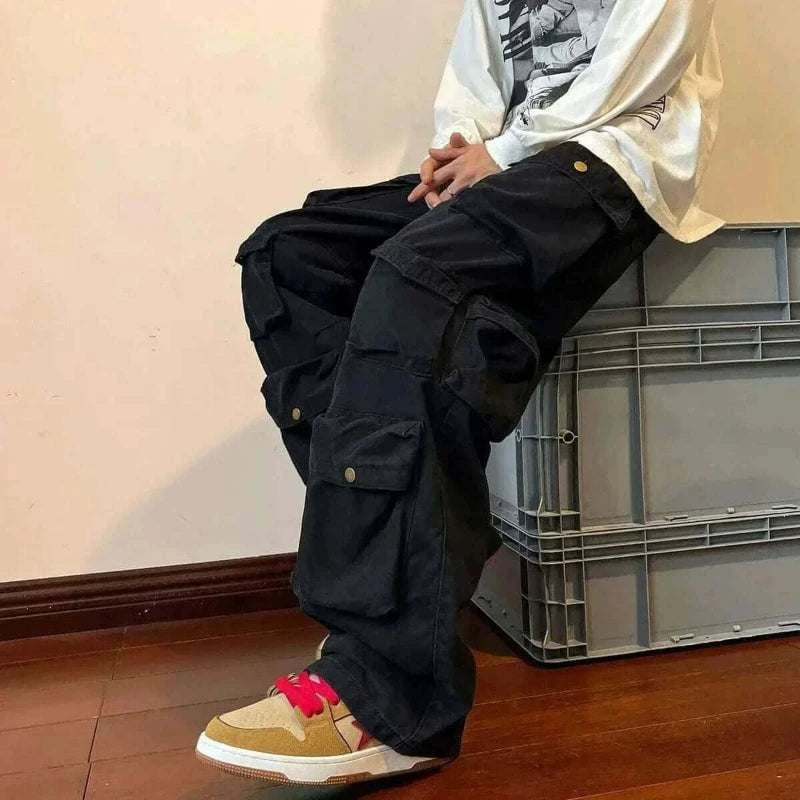 MULTI POCKET CARGO PANTS.